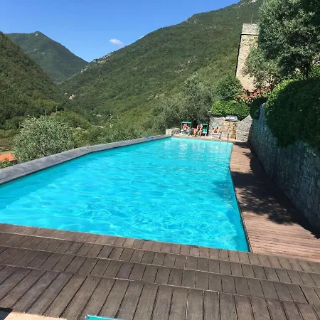 Stunning Medieval Setting Surrounded By Mountains 度假居