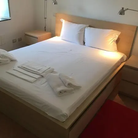 Sleeps 3 With Garden Terrace 펜션 Colletta