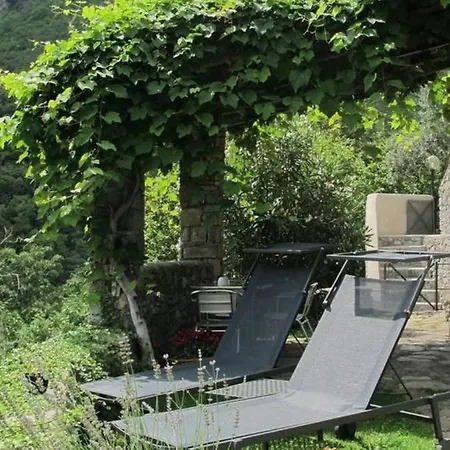 Stunning Medieval Setting Surrounded By Mountains 度假居