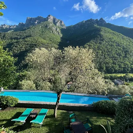 Stunning Medieval Setting Surrounded By Mountains * Colletta