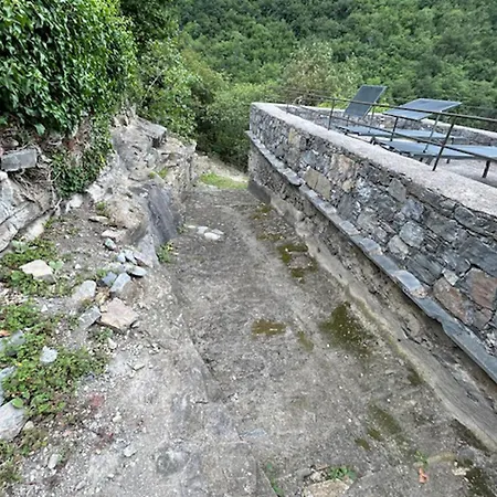 Stunning Medieval Setting Surrounded By Mountains 度假居
